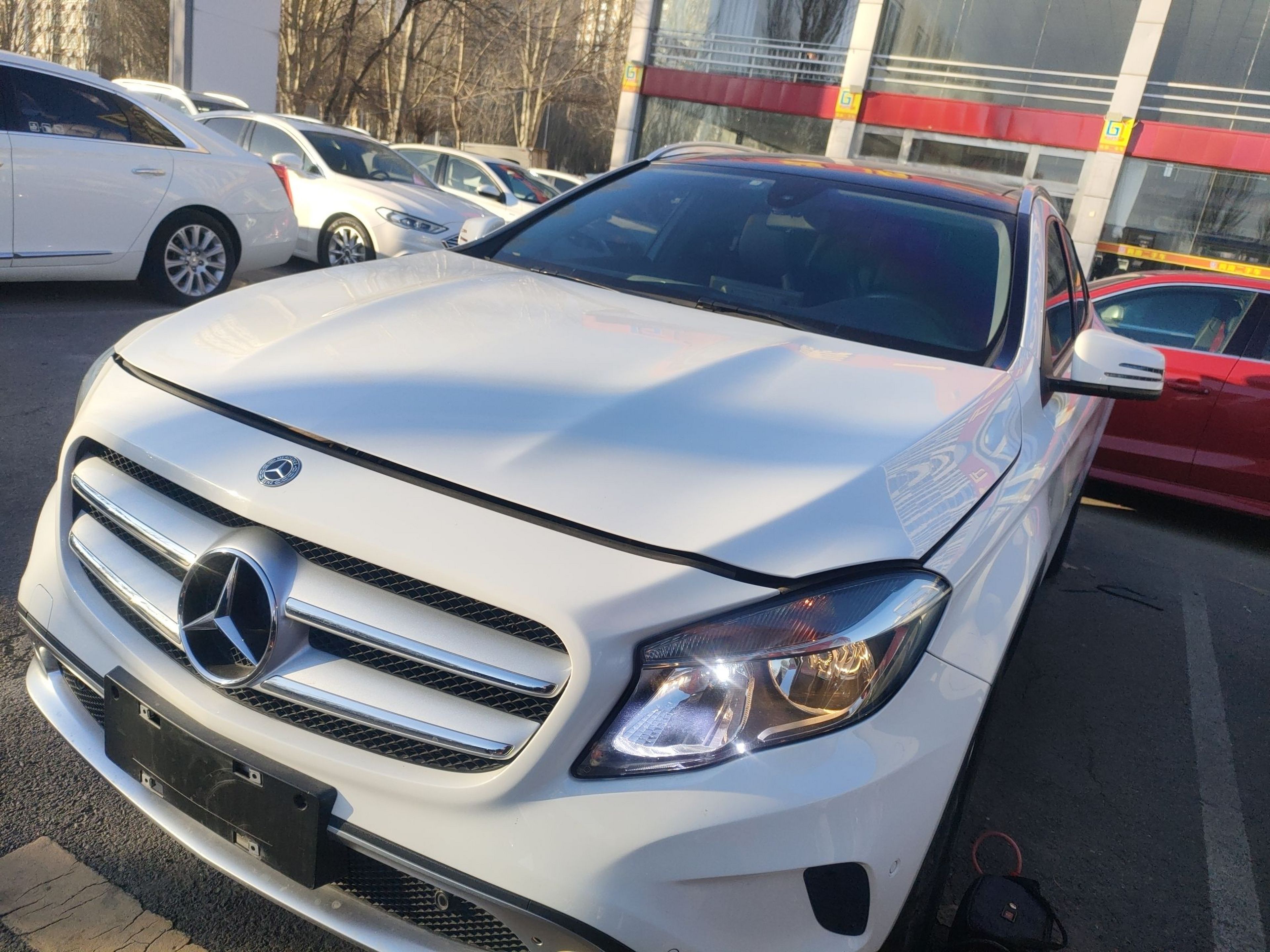 تحت مقدمة السيارة