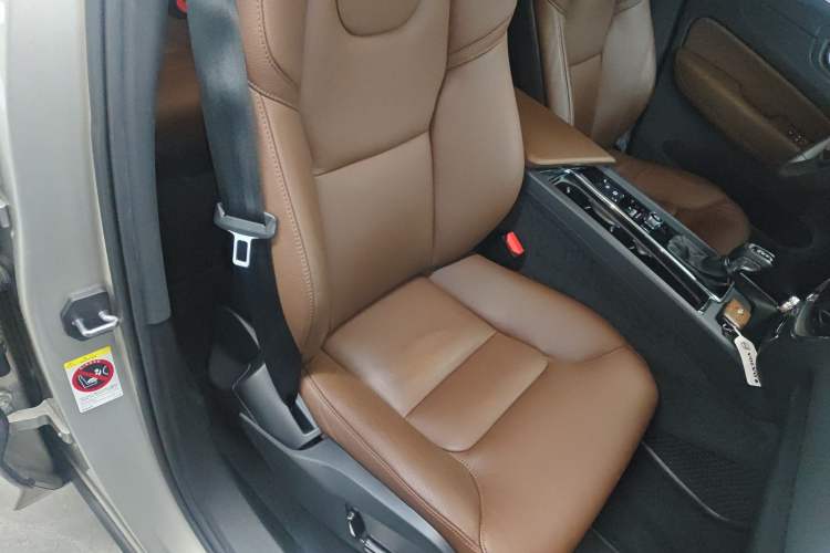 Used Volvo XC60 2019 T5 4x4 Zhiyuan Edition China VI Standard
