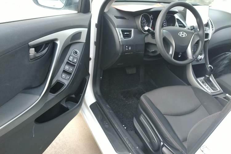 Used Hyundai Elantra 2015 1.6L Automatic Fashion Model