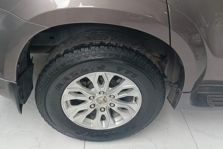 Used JMC Yusheng S350 2014 2.4T Automatic 2WD Diesel Luxury Version with Sunroof 5 Seats
