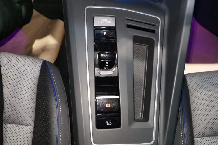 Used Volkswagen Golf 2025 300TSI R-Line
