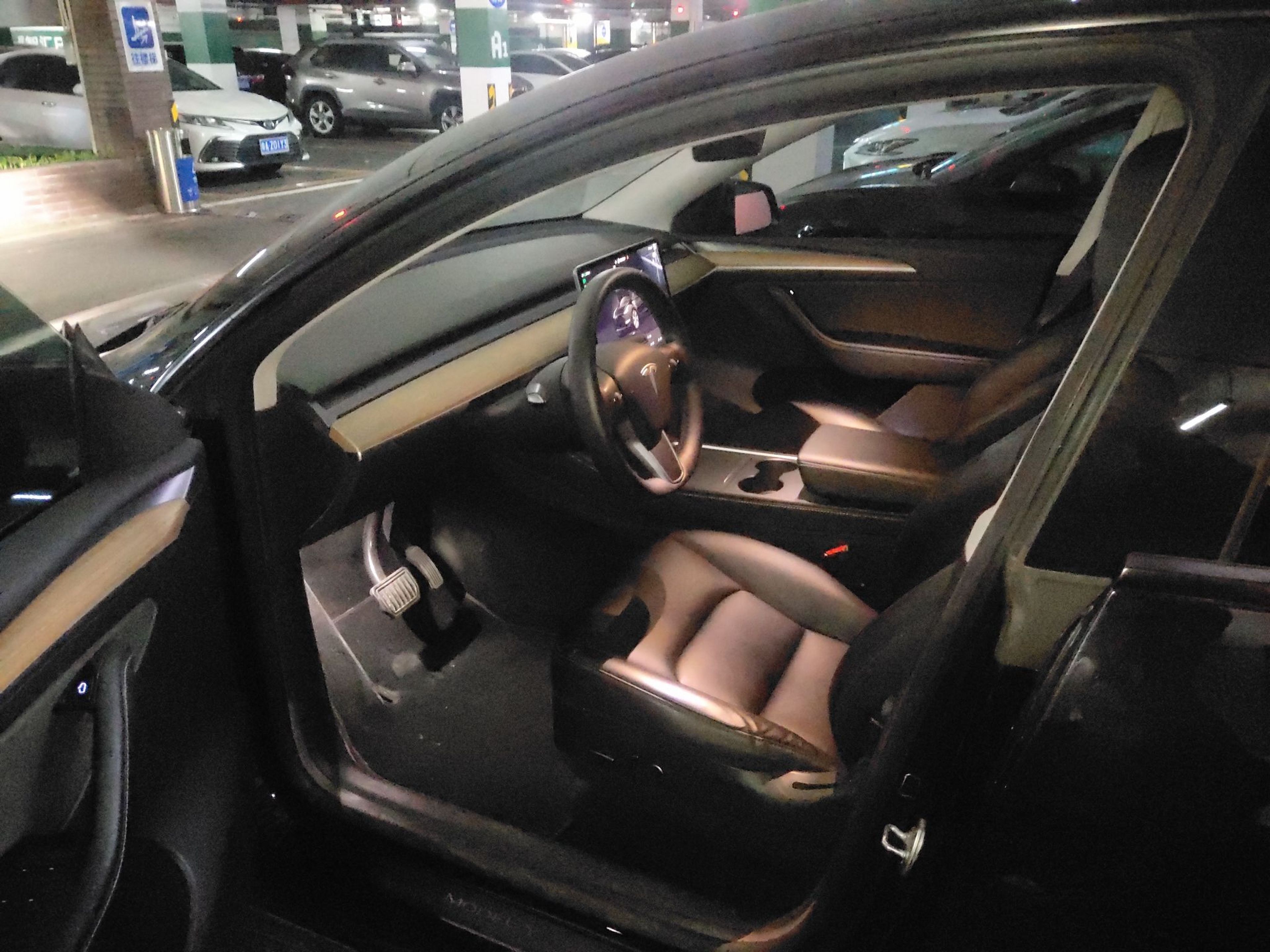 المقاعد الأمامية داخل السيارة