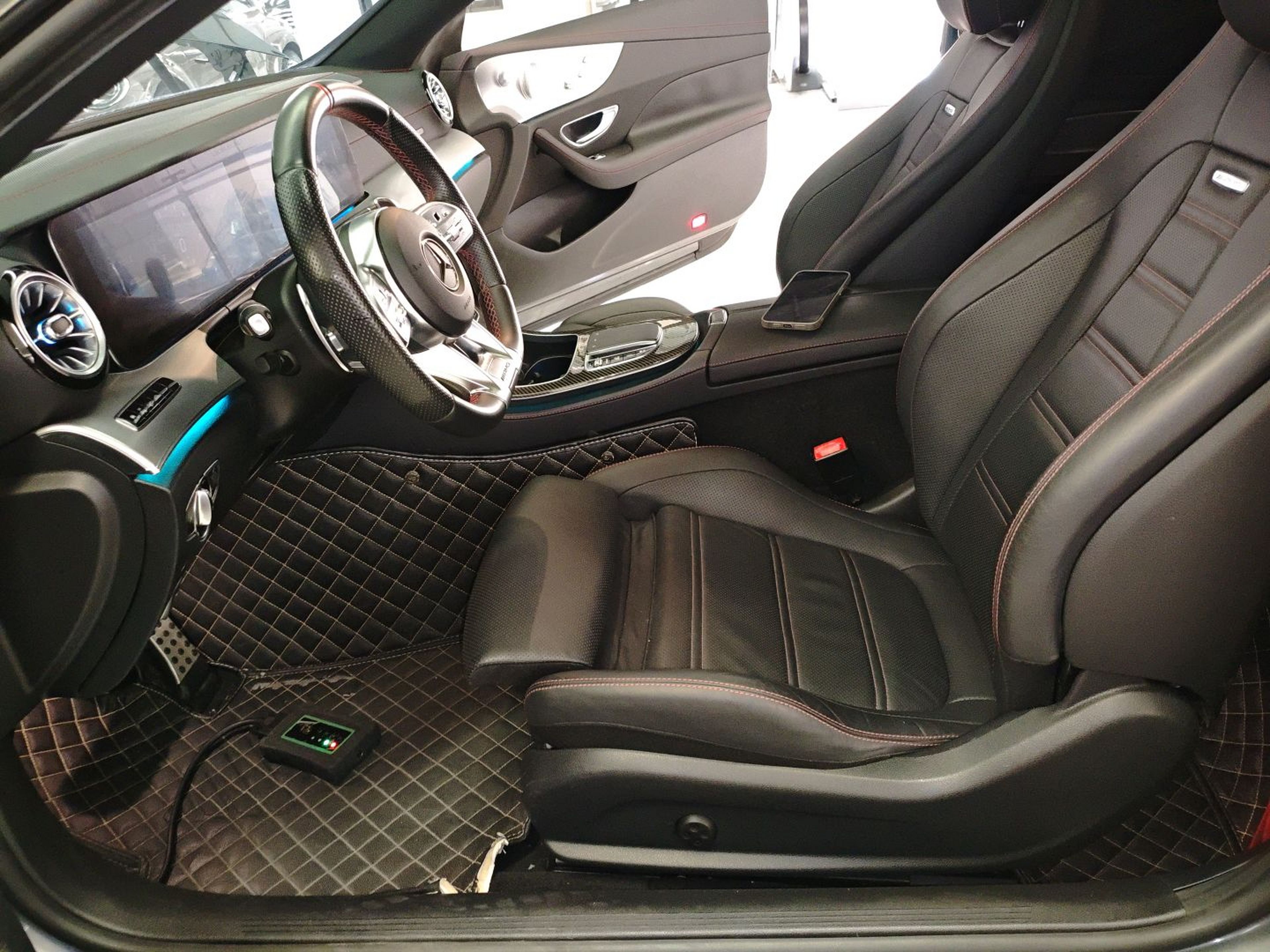 Переднее сиденье в автомобиле