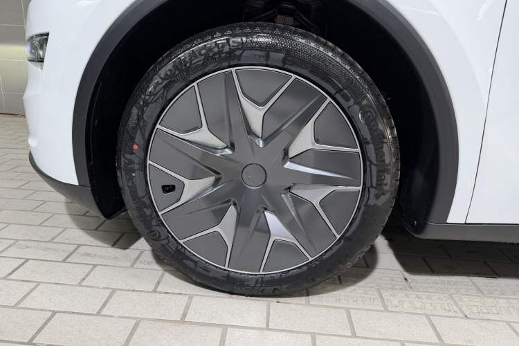 Used Tesla Model Y L 2025 Long-Range All-Wheel-Drive Version
