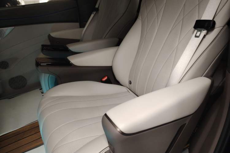 Used Denza D9 2022 DM-i 970 Four-Wheel Drive Flagship Model
