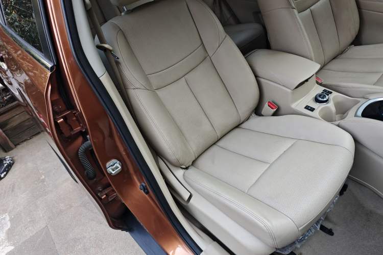 Used Nissan X-Trail 2014 2.5L CVT Leading Edition 4WD
