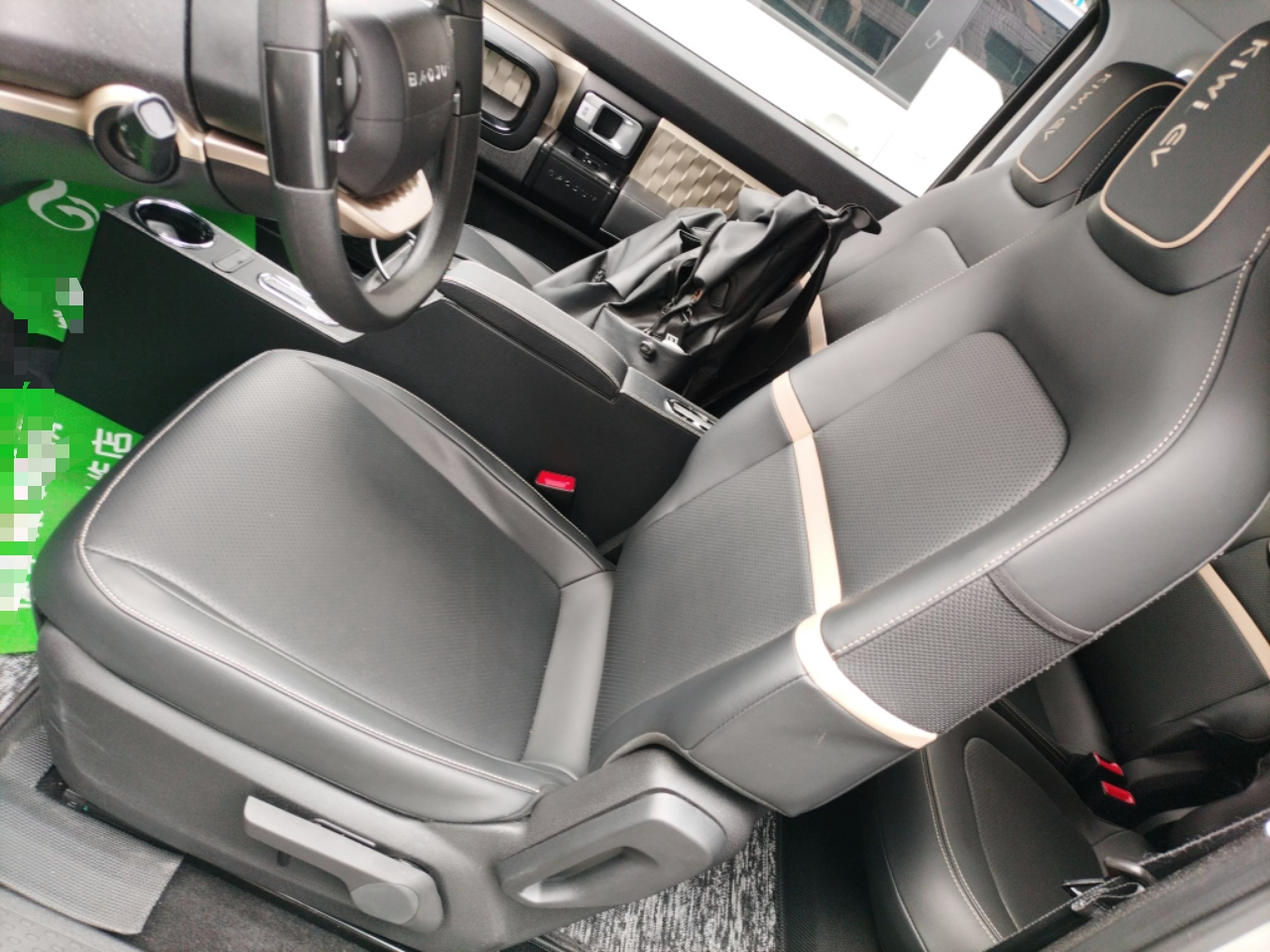 المقاعد الأمامية داخل السيارة