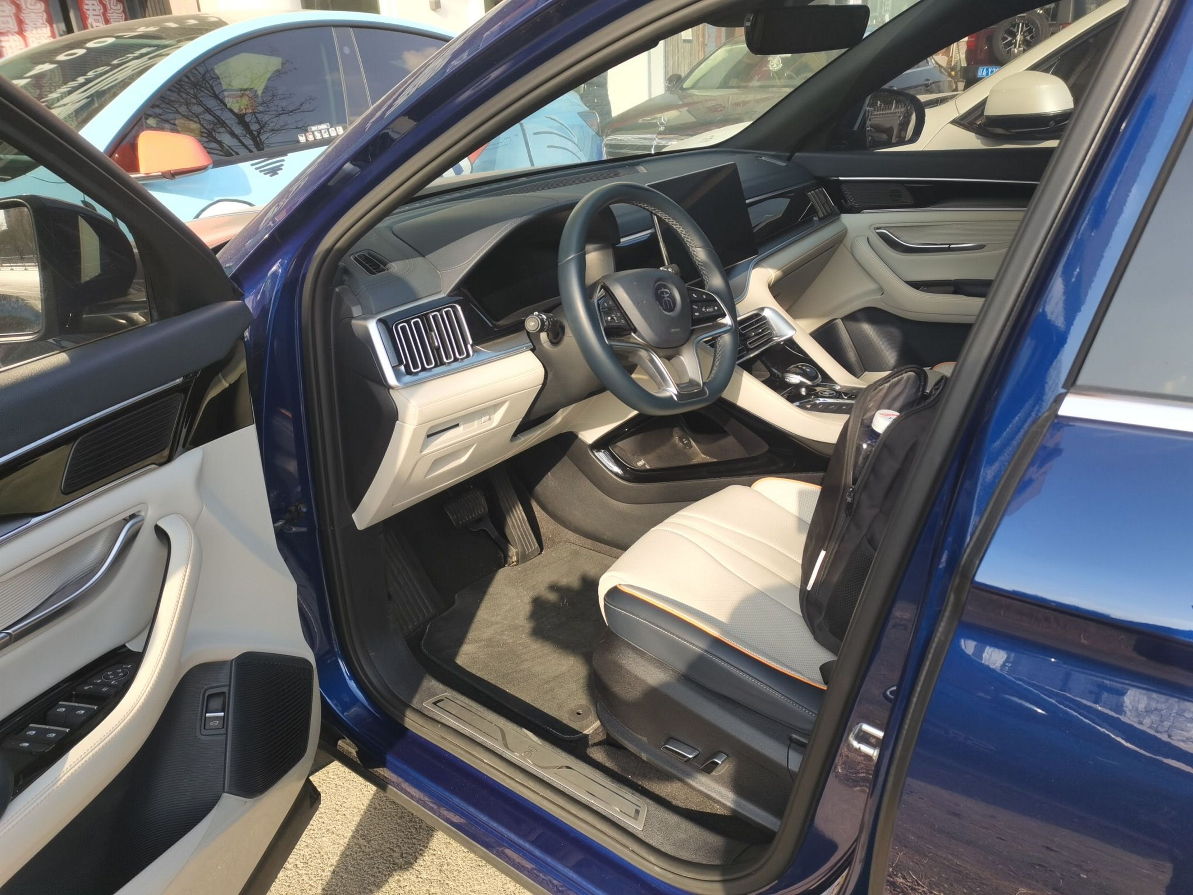 المقاعد الأمامية داخل السيارة