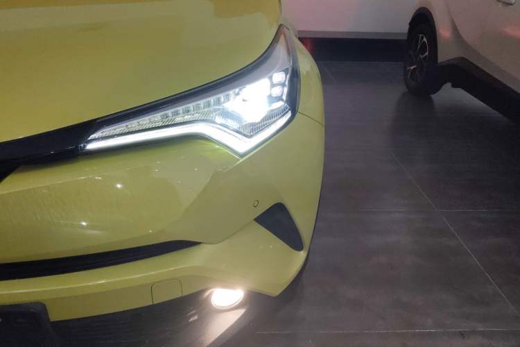 Used Toyota C-HR 2018 2.0L Luxury Sunroof Version China VI Standard
