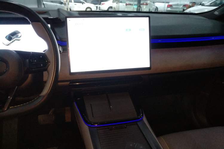 Used Lynk & Co 08 EM-P 2025 220 km All-Wheel-Drive Performance Halo
