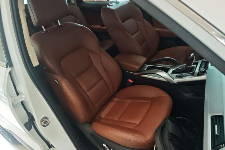 Used Geely Auto Emgrand X7 Sport 2018 1.8TD Automatic Two-Wheel Drive ZhiZun Model with 4G Connectivity