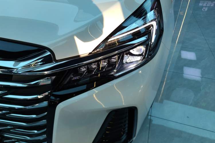 Used Buick GL8 2023 Land Executive Class 652T Luxury Model
