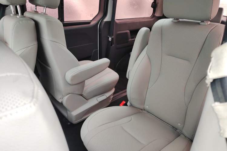 Used  M4 2016 2.0L Manual Luxury Smart Version