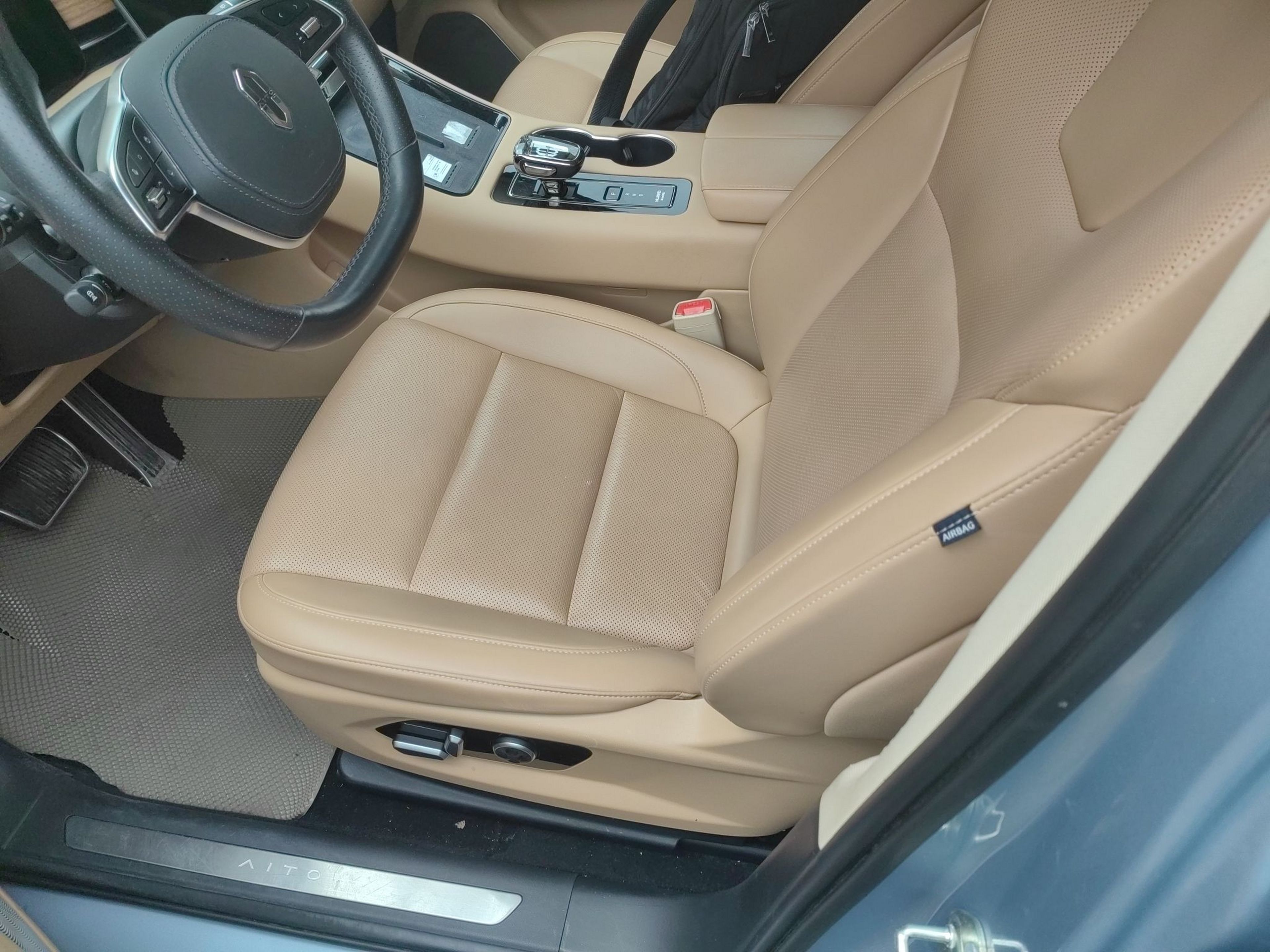 Переднее сиденье в автомобиле