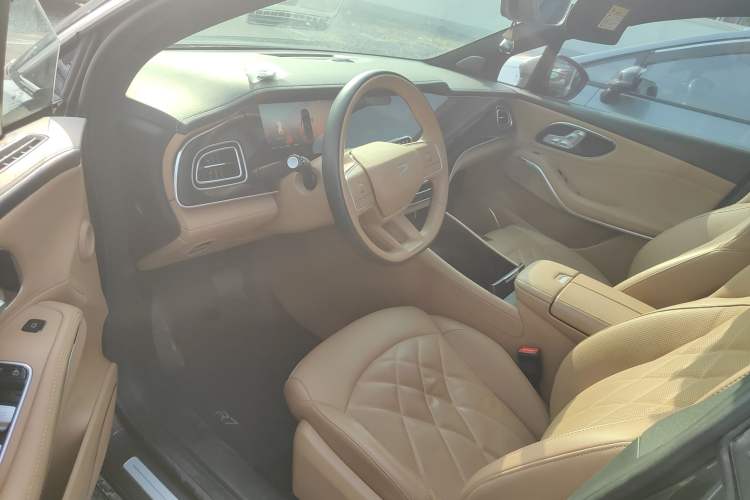 Used  R7 2023 Rear-Drive Screen King Edition
