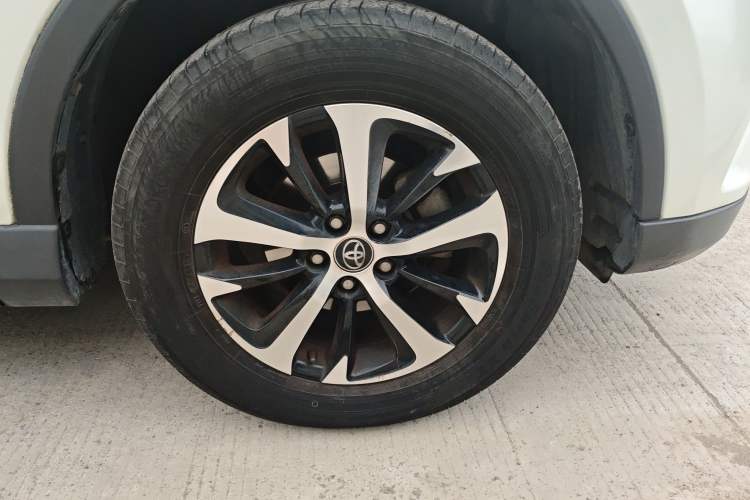 Used Toyota RAV4 2016 2.0L CVT Two-Wheel Drive Fashion Edition China V Standard
