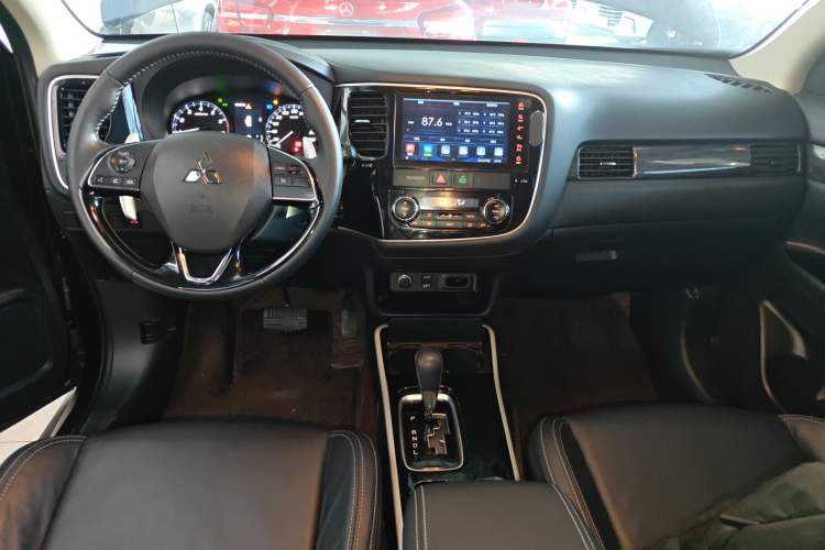 Used Mitsubishi Outlander 2019 2.4L 4x4 Zhi Xiang Edition 5 Seats China VI Standard
