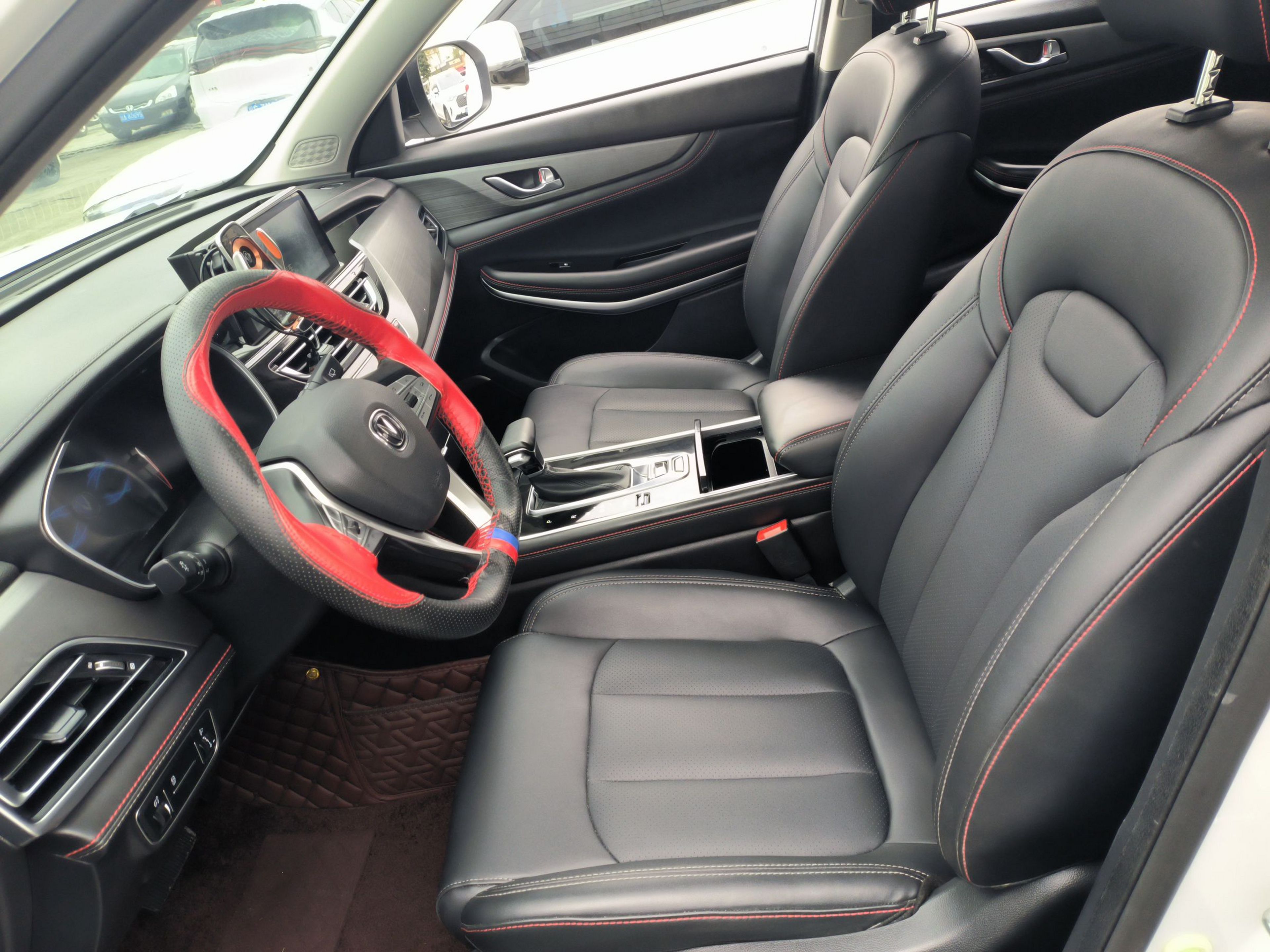 Переднее сиденье в автомобиле