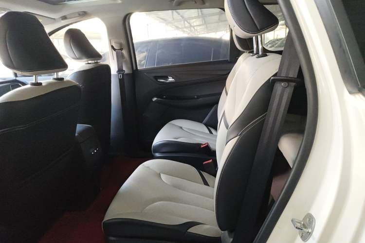 Used Baojun 730 2019 1.5T Manual Fashion Model 7-seater China VI
