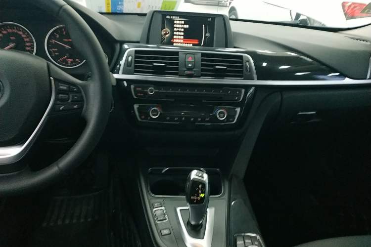 Used BMW 3 Series 2017 318i Fashion Model
