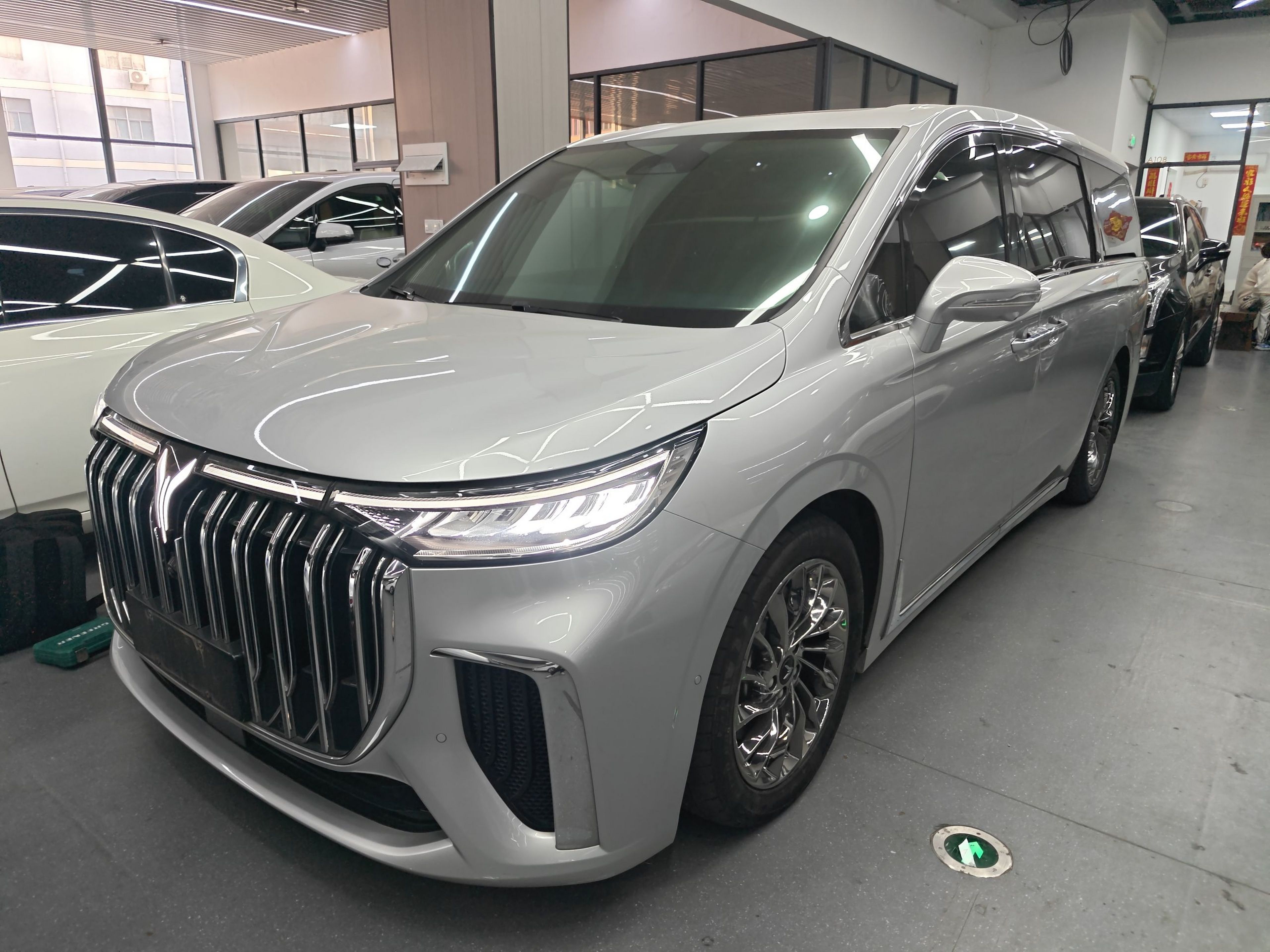 تحت مقدمة السيارة