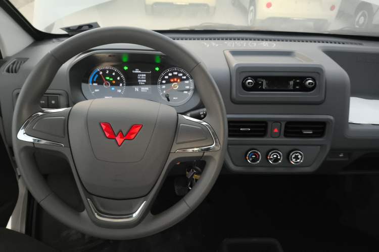 Used Wuling Yangguang 2024 300KM Comfort Version Passenger Van 75kW
