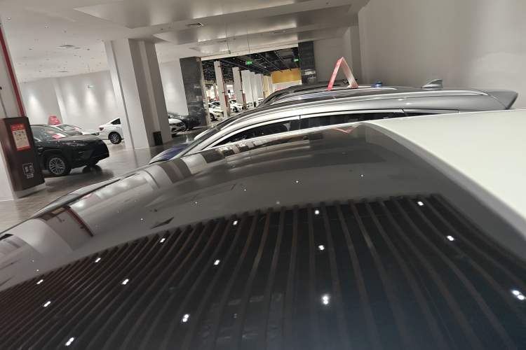 Used Toyota Venza 2023 2.5L Smart Electric Hybrid Dual-Drive Prestige Version
