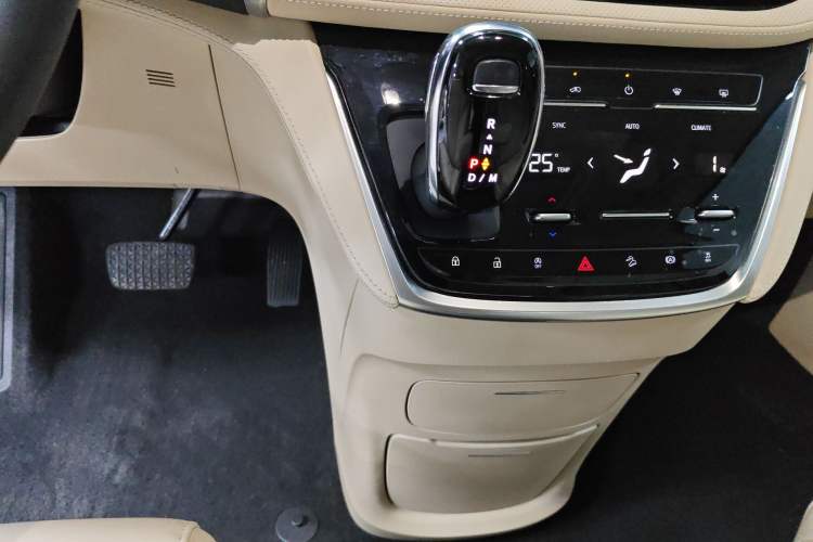 Used Buick GL8 2022 ES Landtrek 653T Luxury Edition