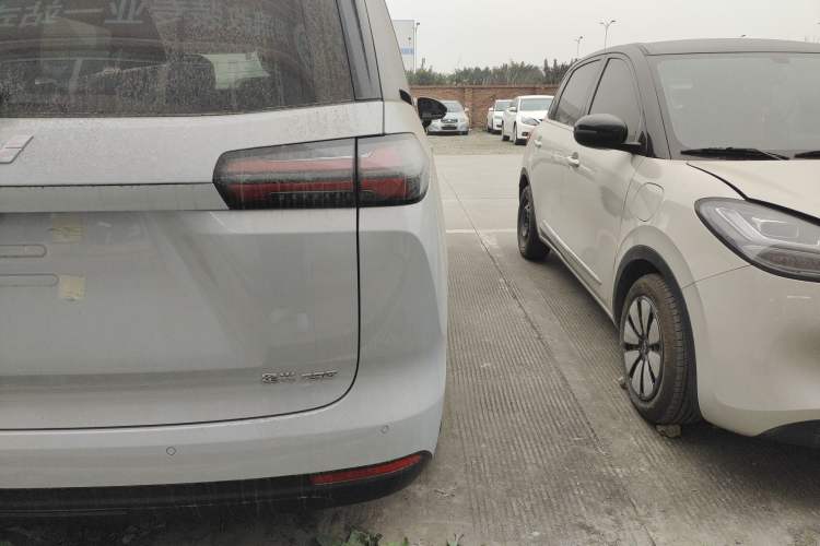 Used Wuling Wuling Starlight 730 2025 Model Plug-in Hybrid 125km Luxury Edition
