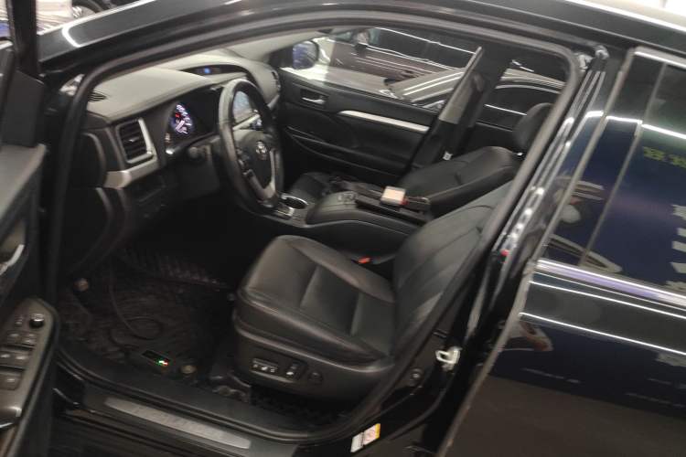 Used Toyota Highlander 2018 2.0T Four-Wheel Drive Luxury Version 7 Seats China VI Standard
