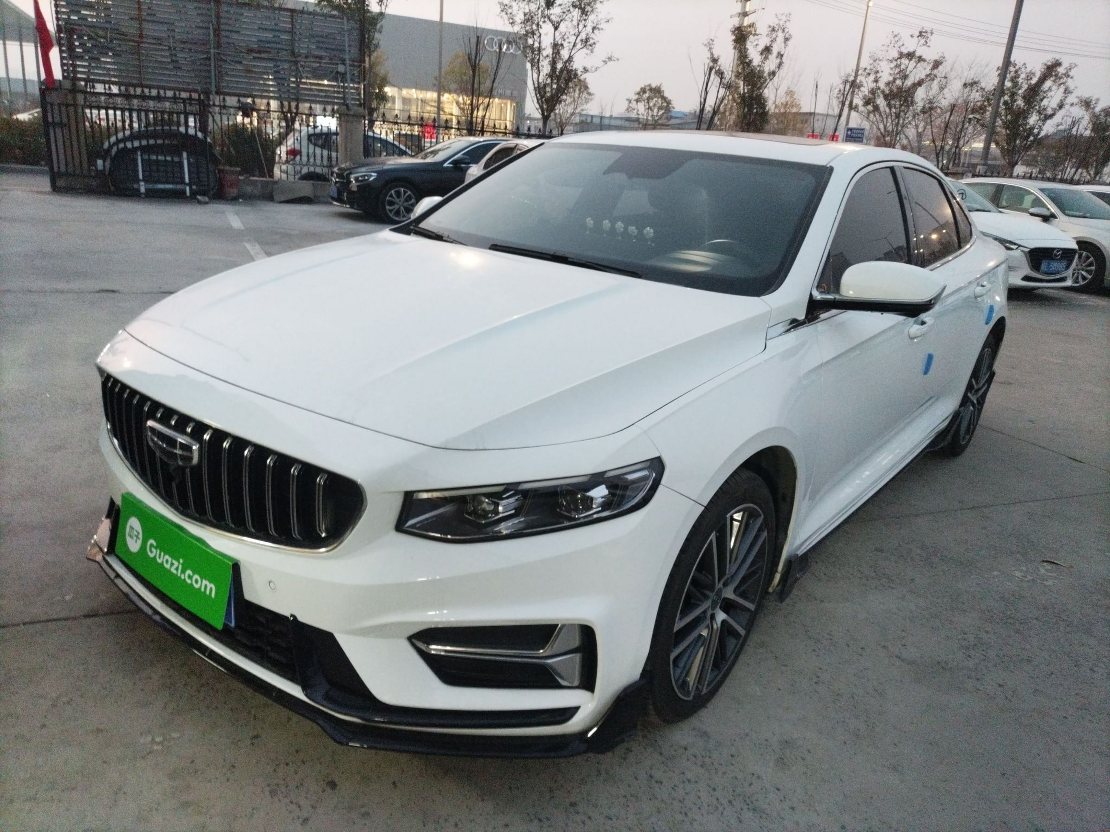 تحت مقدمة السيارة