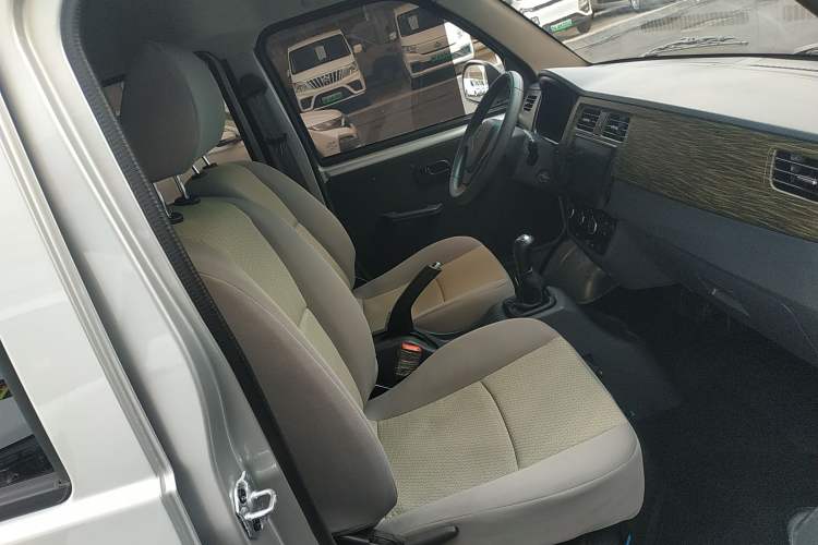 Used Jinbei Hiace X30 2023 1.5L Super-Comfortable Passenger Van 5/6/7-Seater Non-Air-Conditioned Version Model SWC15M