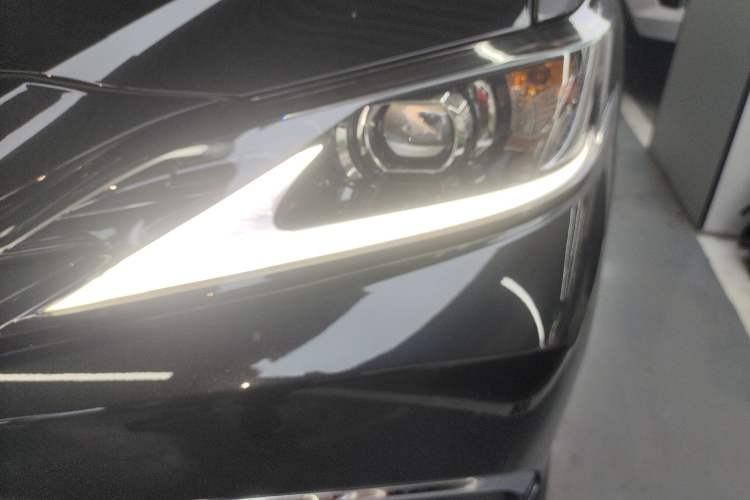 Used Lexus ES 2022 300h Excellence Edition
