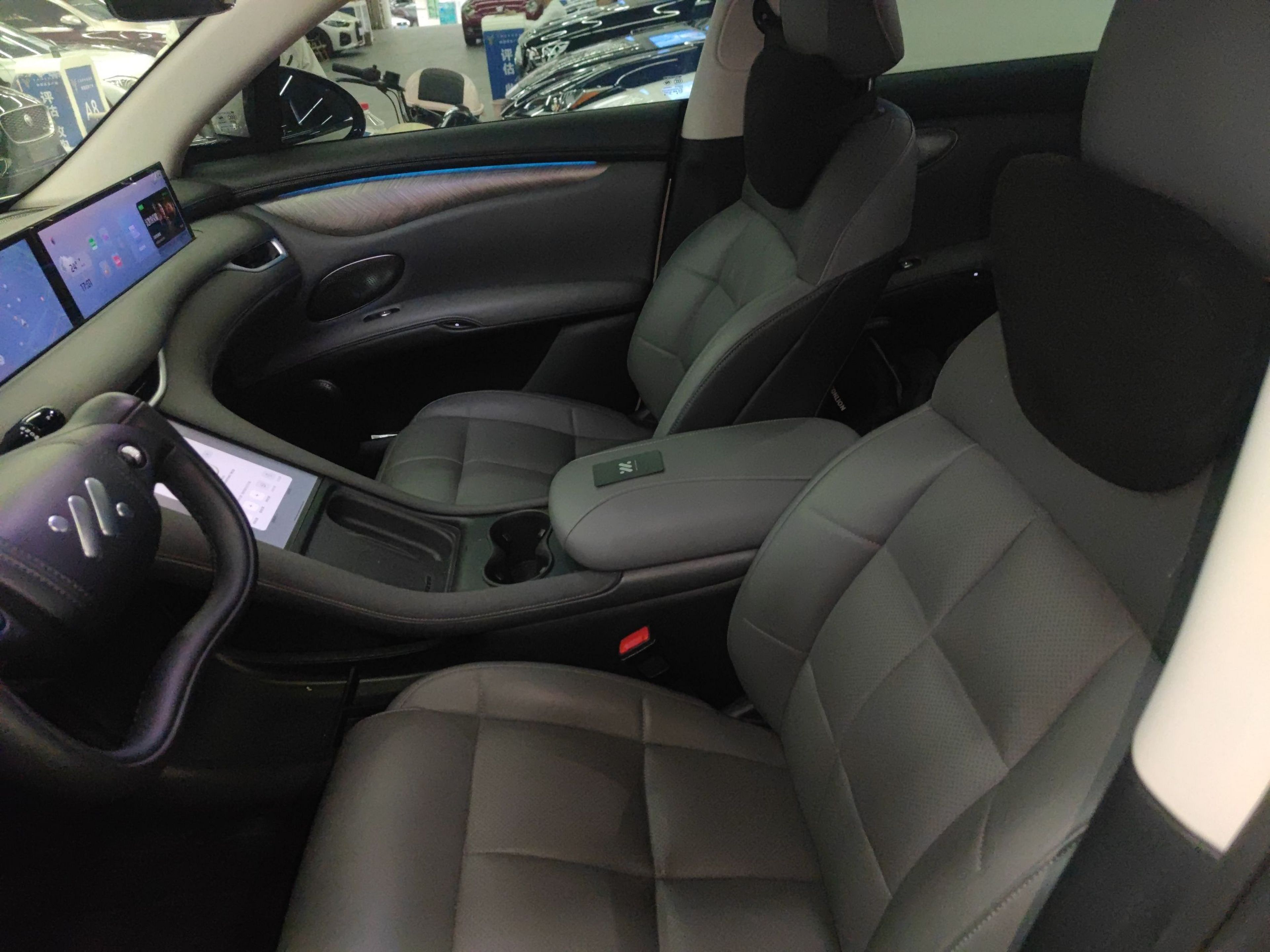 Переднее сиденье в автомобиле