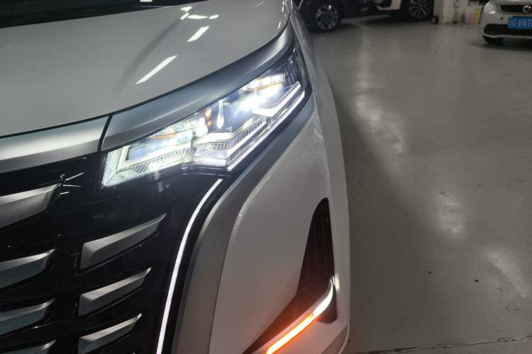 Used Denza D9 2022 DM-i 970 Four-Wheel Drive Flagship Model
