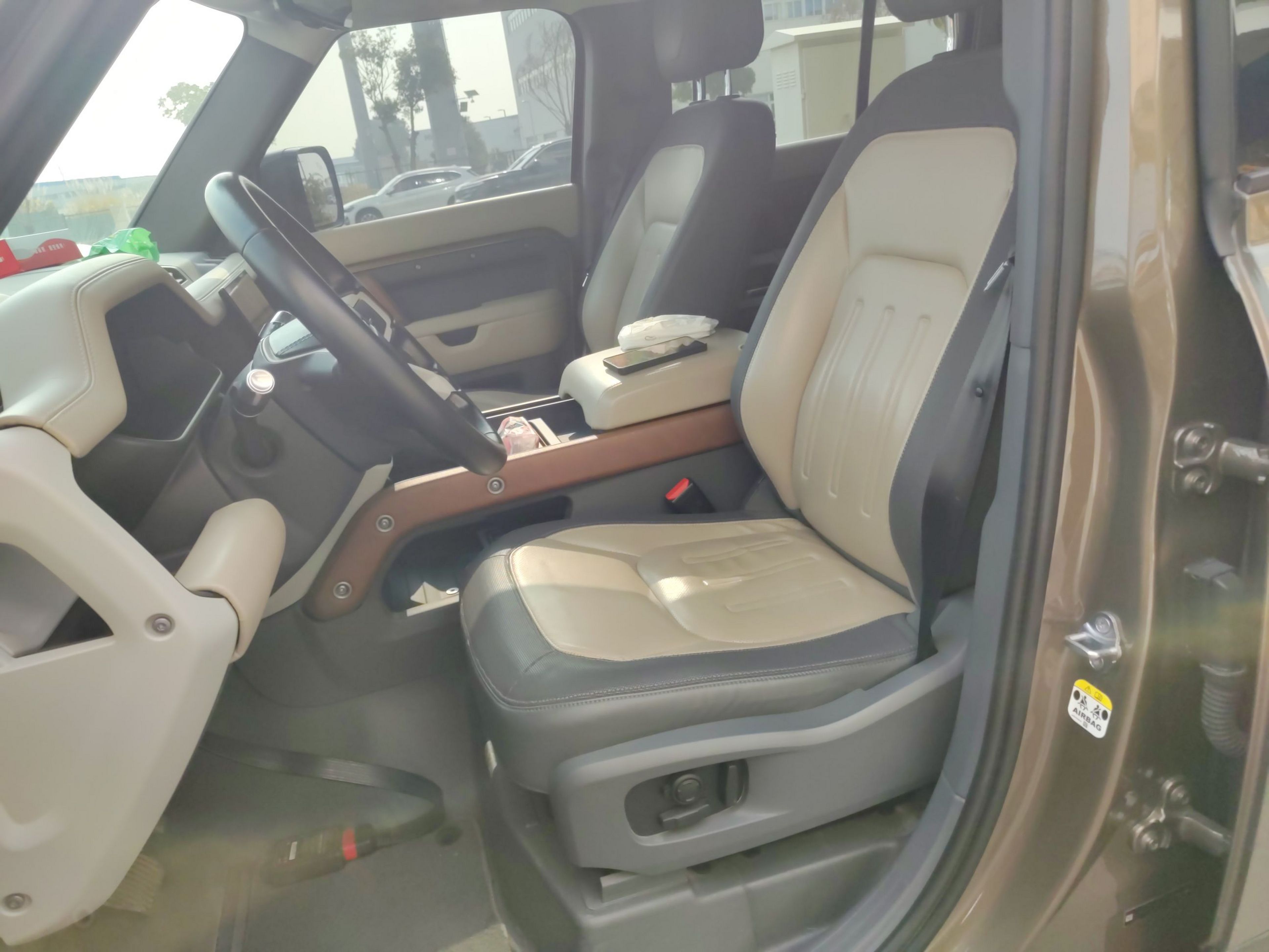 المقاعد الأمامية داخل السيارة