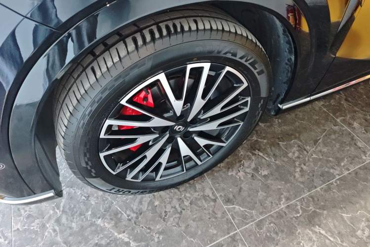 Used  Q07 2025 215 Prestige Edition
