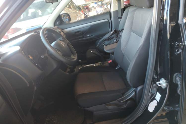 Used Mitsubishi Outlander 2014 2.0L Two-Wheel Drive Sport Value Edition 5 Seats
