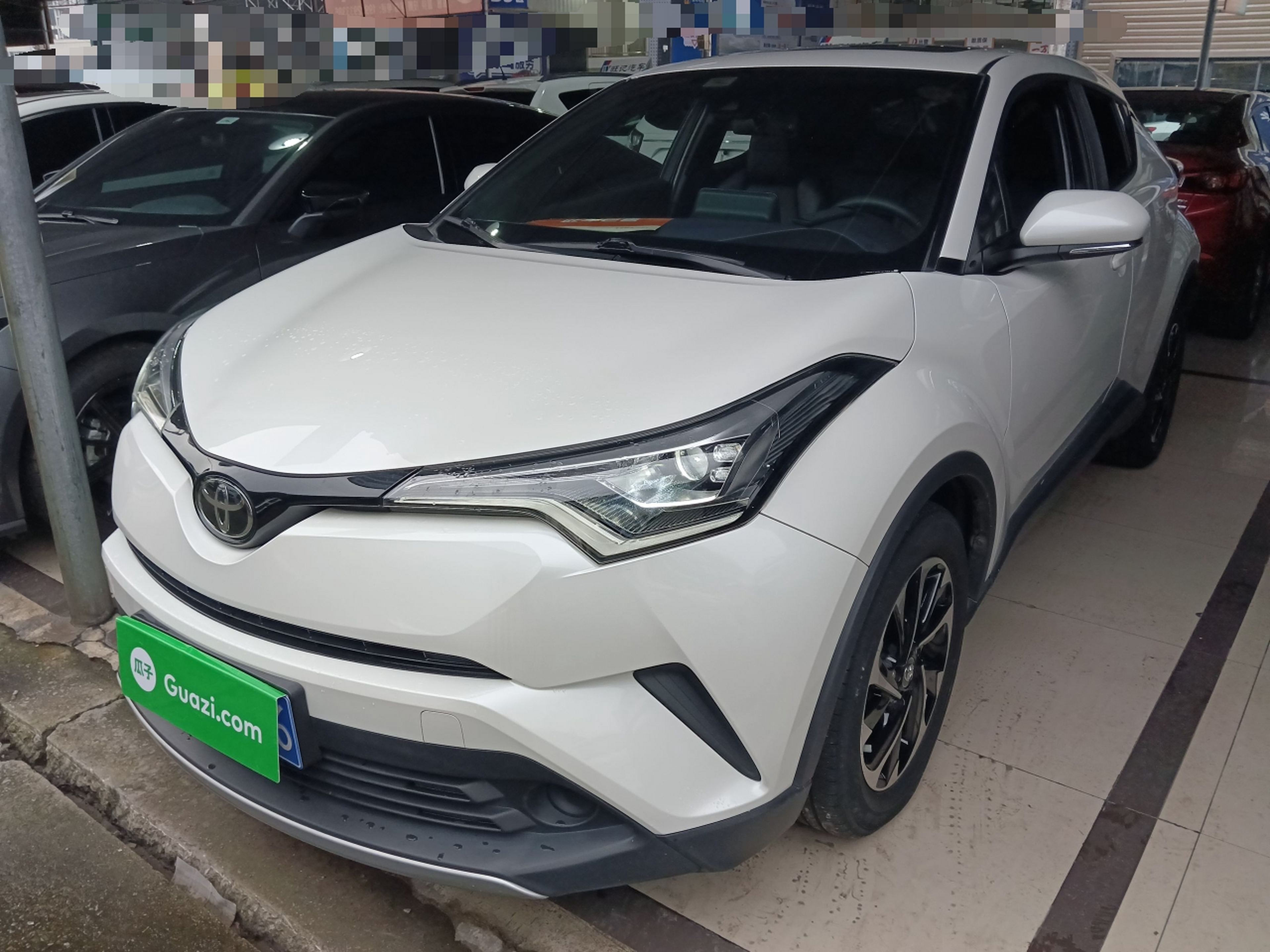 تحت مقدمة السيارة