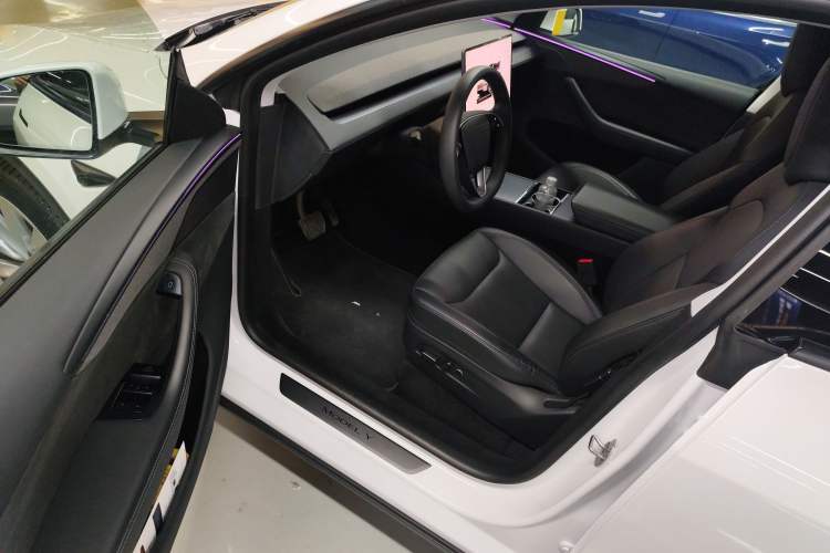 Used Tesla Model Y 2025 Long-Range All-Wheel-Drive Version
