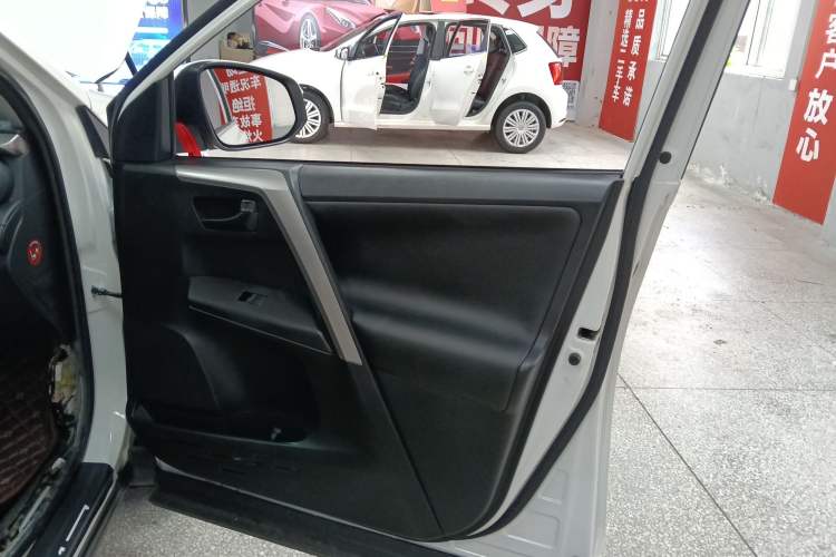 Used Toyota RAV4 2019 2.0L CVT Two-Wheel Drive Luxury Version China VI Standard
