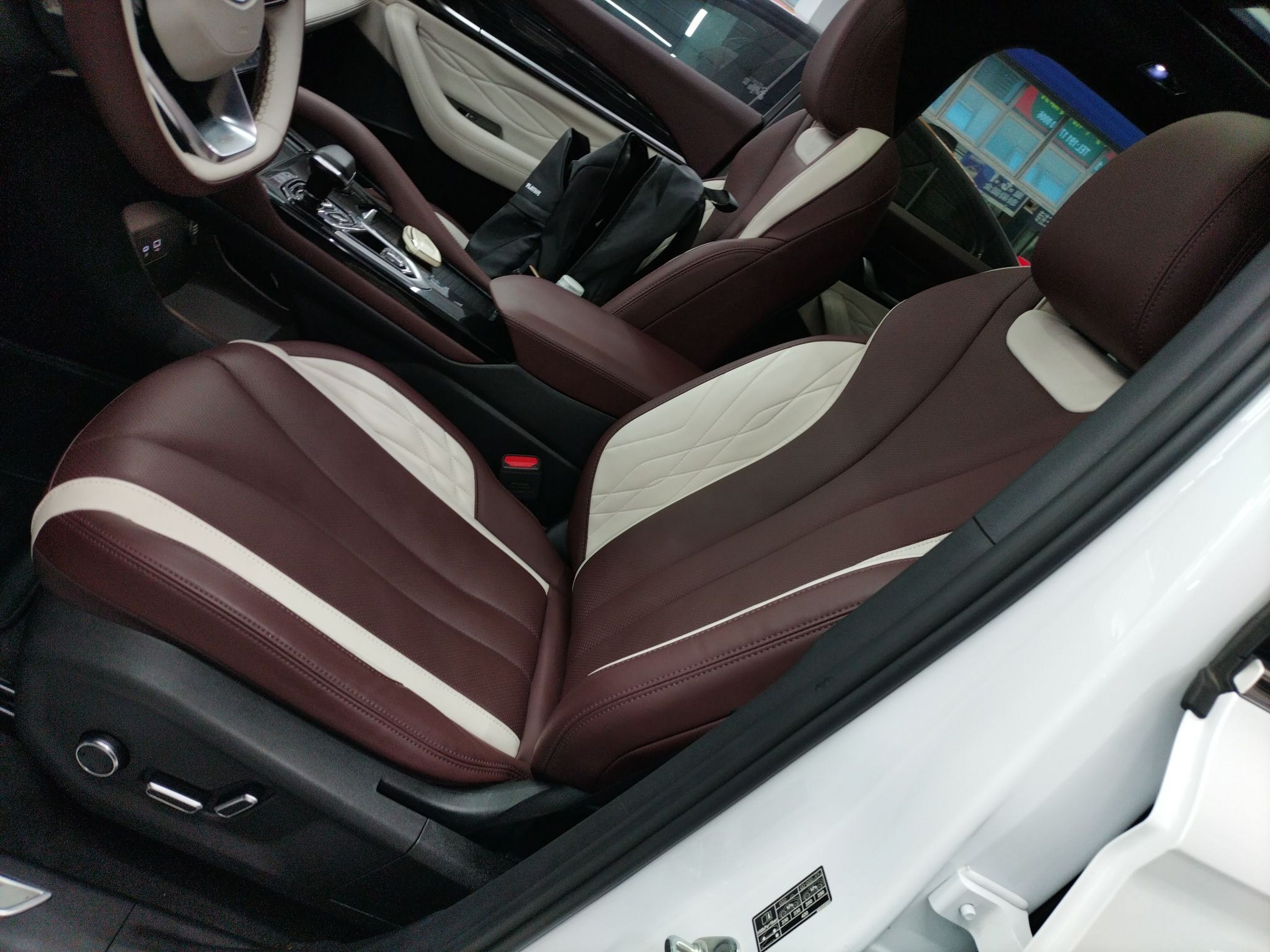 Переднее сиденье в автомобиле