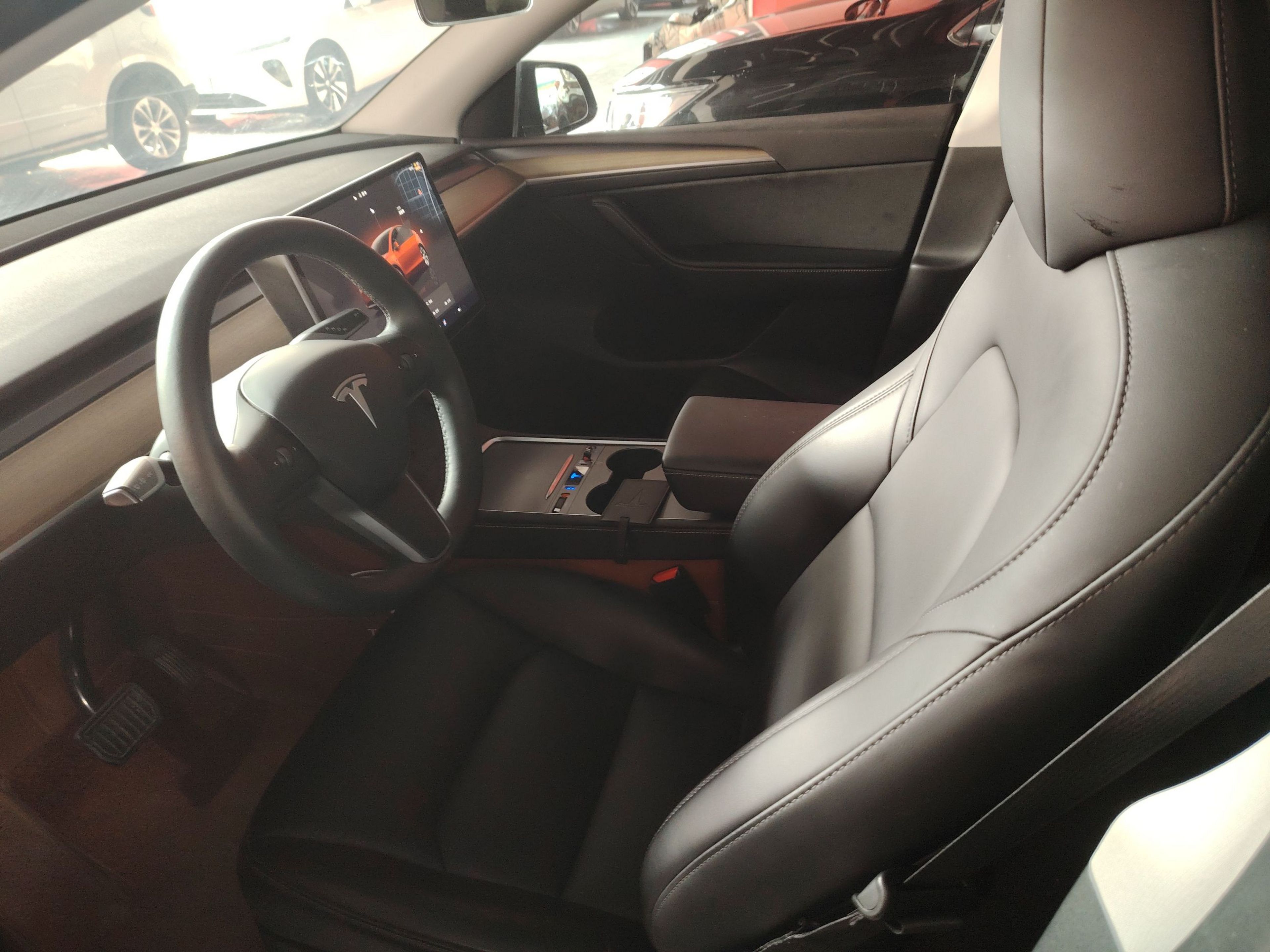 المقاعد الأمامية داخل السيارة