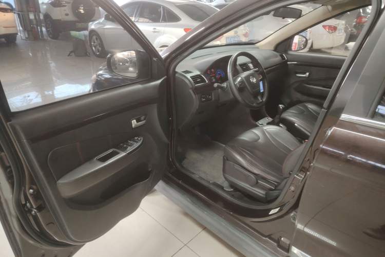 Used Dongfeng Fengon 370 2016 1.5L Manual Luxury Version SFG15-05 7 Seats
