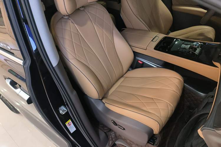 Used Denza D9 2022 DM-i 970 Four-Wheel Drive Flagship Model
