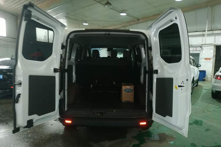 Used Ford Transit 2023 2.0T Diesel Manual Multifunction Commercial Vehicle Short Wheelbase Low Roof 5/6 Seats