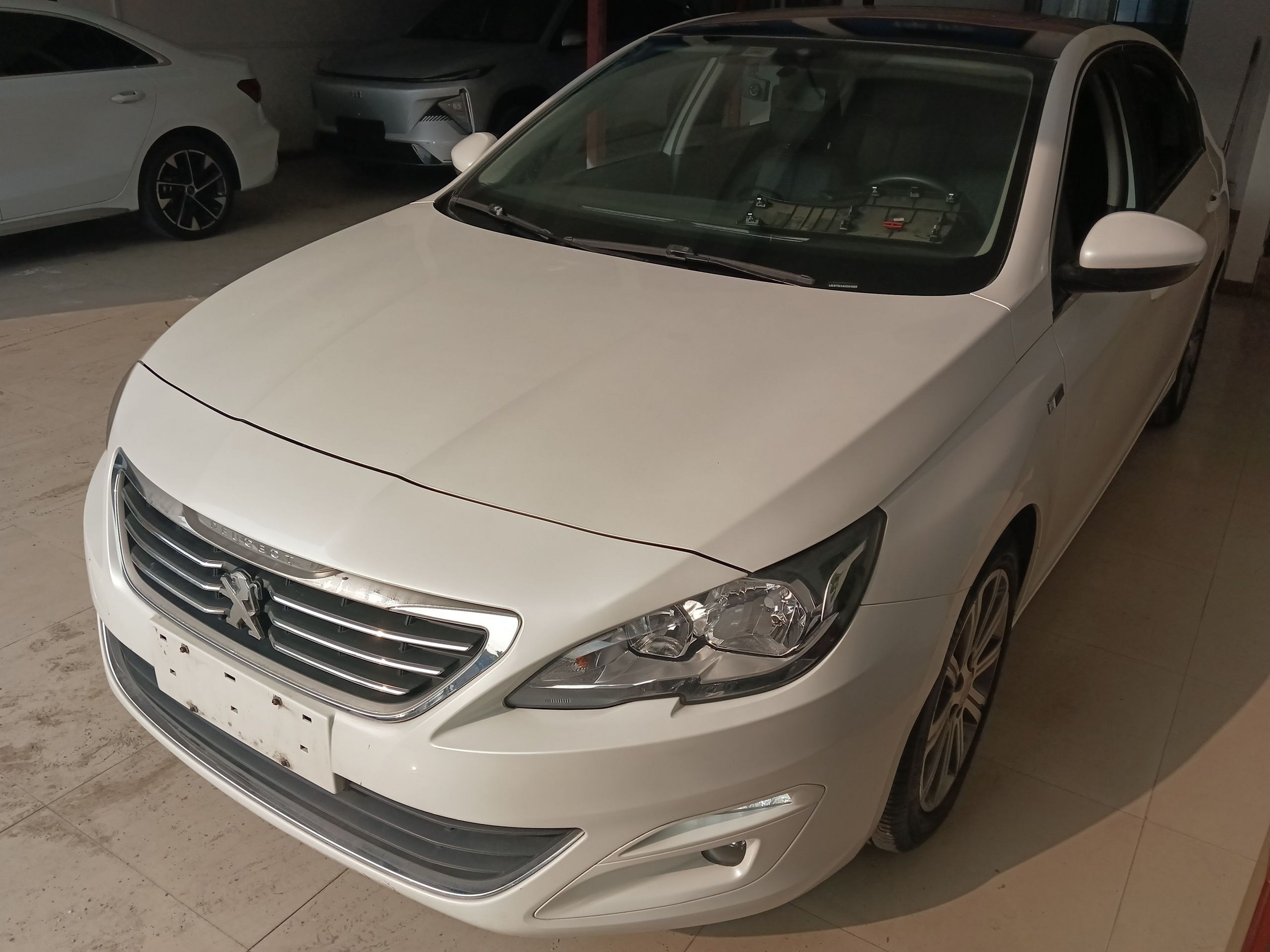 تحت مقدمة السيارة