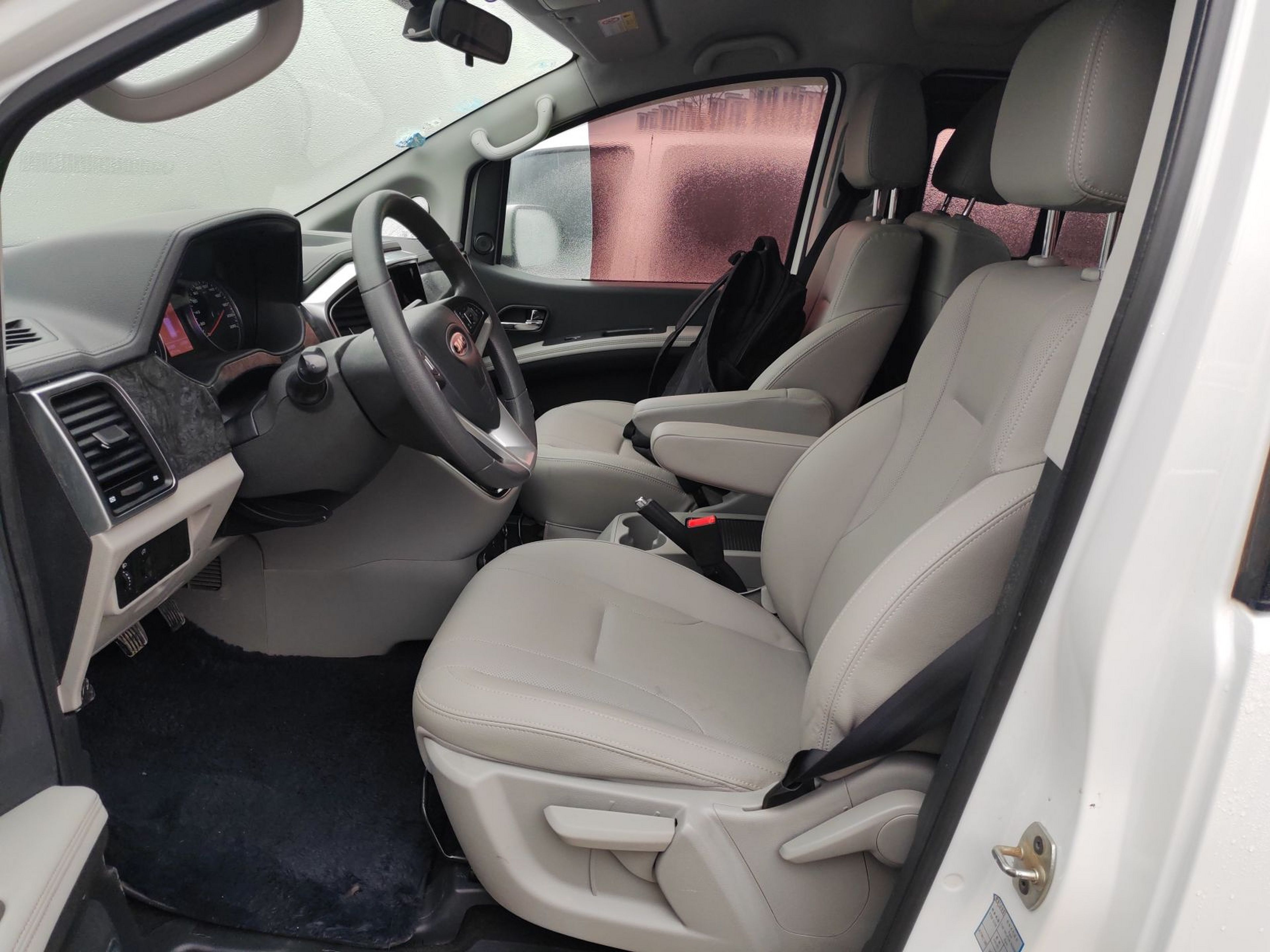 Переднее сиденье в автомобиле