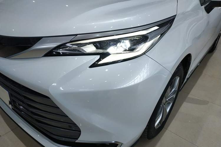 Used Toyota Sienna 2021 2.5L Hybrid Platinum Edition