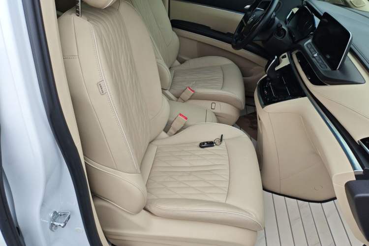 Used Buick GL8 2023 Facelifted Land Cruiser Executive Luxury Version
